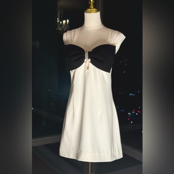 🆕 SELF-PORTRAIT 🧿 NWOT White And Black Crepe Bow Mini Dress, Sz UK 14 US 10 - Picture 3 of 16